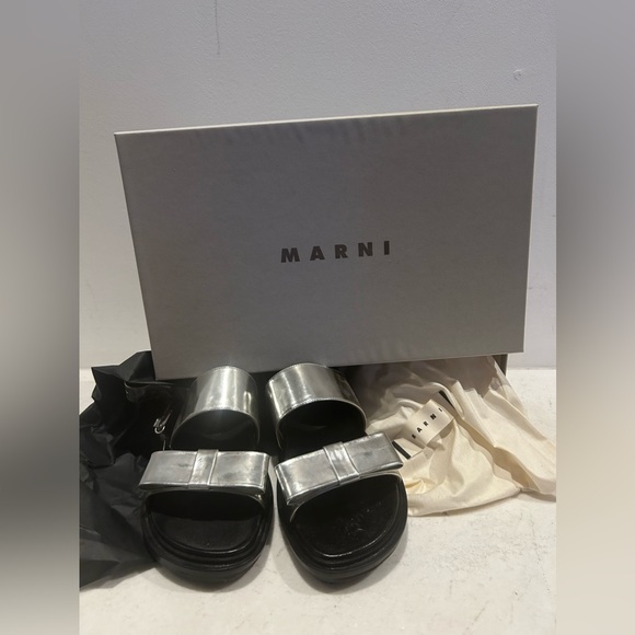 New in box MARNI silver leather bow front buckle sandals. Size 37/7. Never worn. - Picture 3 of 11